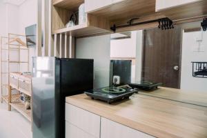 Kuchyň nebo kuchyňský kout v ubytování Homey and Enjoy Living Studio Transpark Bintaro Apartment By Travelio + 11 fotografií