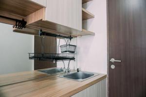 Kuchyň nebo kuchyňský kout v ubytování Homey and Enjoy Living Studio Transpark Bintaro Apartment By Travelio