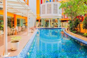 Bazén v ubytování Good Deal Studio Loft Mezzanine (No Kitchen) at Kubikahomy Apartment By Travelio nebo v jeho okolí