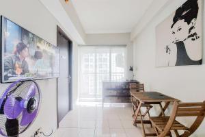 Posezení v ubytování Modern Look 2BR at Serpong Greenview Apartment By Travelio