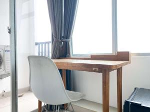 チカランにあるComfort Living Studio at Enviro Apartment By Travelioの窓際のデスク(白い椅子付) +7枚の写真