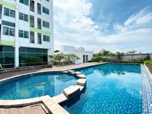 チカランにあるComfort Living Studio at Enviro Apartment By Travelioの建物の前の大きなプール