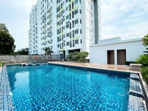 Πισίνα στο ή κοντά στο Modern Look and Homey Studio at Enviro Apartment By Travelio