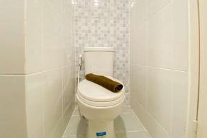 Ένα μπάνιο στο Fully Furnished and Modern Studio at Tokyo Riverside Apartment PIK 2 By Travelio