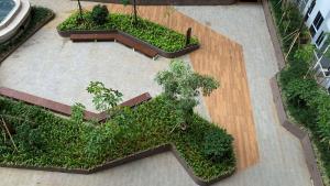 RawalembangCozy Living Studio (No Kitchen) Tokyo Riverside PIK 2 Apartment By Travelio的享有花园的顶部景致,花园内种有植物和树木