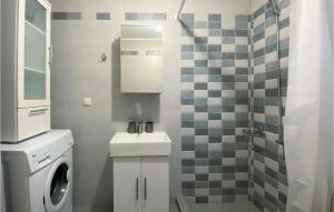 A bathroom at Nice Apartment In Nafpaktos With Wifi