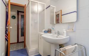 Kúpeľňa v ubytovaní 1 Bedroom Lovely Apartment In Rapallo
