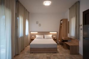Posteľ alebo postele v izbe v ubytovaní Raptis Aparthotel Sivota + 37 fotografií