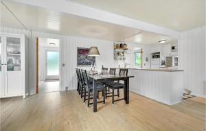 Η κουζίνα ή μικρή κουζίνα στο Three-Bedroom Holiday Home In Humble