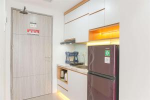 Η κουζίνα ή μικρή κουζίνα στο Good Choice Studio Apartment Anwa Residence Bintaro By Travelio