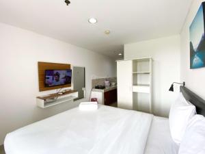 Televisyen dan/atau pusat hiburan di Minimalist Studio at Enviro Apartment By Travelio