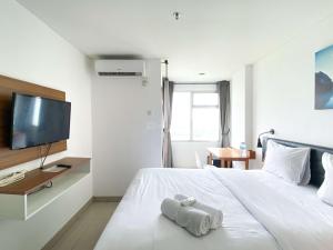 芝卡朗Restful and Comfy Studio Enviro Apartment By Travelio的一间酒店客房,配有一张带毛巾的床 更多15张照片