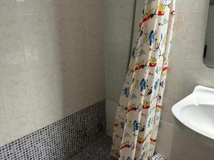 Koupelna v ubytování Apartment near beach and town center