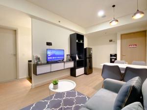 Μια τηλεόραση ή/και κέντρο ψυχαγωγίας στο Comfort 2BR with Work Space at Meikarta Apartment By Travelio