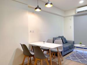 Χώρος καθιστικού στο Comfort 2BR with Work Space at Meikarta Apartment By Travelio