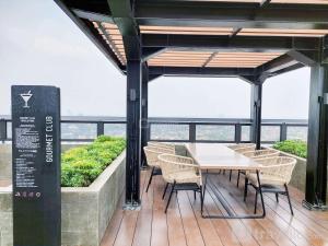 Balkón nebo terasa v ubytování Well Furnished and Elegant 1BR at Bintaro Embarcadero Apartment By Travelio