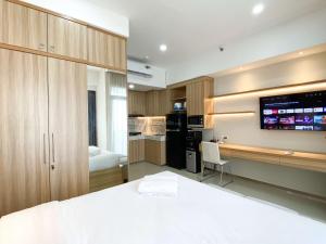 Kuchyň nebo kuchyňský kout v ubytování Cozy Living Studio at Vasanta Innopark Apartment By Travelio