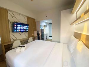 Postel nebo postele na pokoji v ubytování Minimalist and Homey Studio The Alton Apartment By Travelio + 4 fotografie