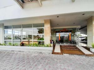 Die Lobby eines Gebäudes mit vielen Fenstern in der Unterkunft Homey and Warm 1BR at Student Castle Yogyakarta Apartment By Travelio in Seturan