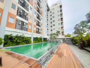 ein Swimmingpool mitten in einem Gebäude in der Unterkunft Homey and Warm 1BR at Student Castle Yogyakarta Apartment By Travelio in Seturan