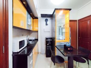 Η κουζίνα ή μικρή κουζίνα στο Nice and Strategic 2BR at Grand Setiabudi Apartment By Travelio
