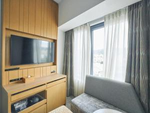 TV a/nebo společenská místnost v ubytování Hotel Traveltine Kyoto Kiyamachi