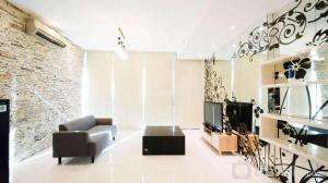 TV a/nebo společenská místnost v ubytování Exclusive 2BR Connected to Mall Apartment at Aryaduta Residence Surabaya By Travelio