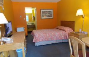 Cama ou camas em um quarto em McMurray Inn