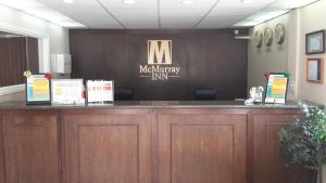 Lobby o reception area sa McMurray Inn
