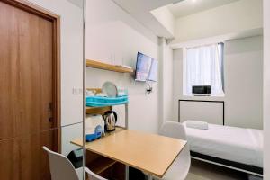 Un televizor și/sau centru de divertisment la Restful Studio (No Kitchen) Bandaraya - Tallasa City Makassar Apartment By Travelio