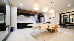 Kuchyň nebo kuchyňský kout v ubytování Spacious 2BR at The Via and The Vue Apartment Surabaya By Travelio