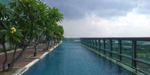 Bazén v ubytování Homey 1BR with Extra Room Apartment at Aryaduta Residence Surabaya By Travelio nebo v jeho okolí
