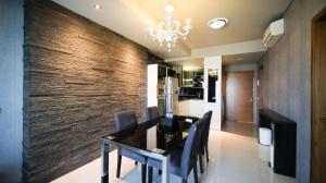 Posezení v ubytování Spacious and Comfy 2BR Apartment at Aryaduta Residence Surabaya By Travelio