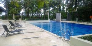 Kolam renang di atau di dekat Nice and Spacey 1BR at The Via and The Vue Apartment By Travelio