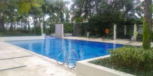 Kolam renang di atau di dekat Nice and Spacey 1BR at The Via and The Vue Apartment By Travelio
