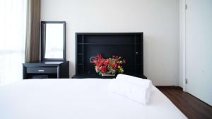 Tempat tidur dalam kamar di Nice and Spacey 1BR at The Via and The Vue Apartment By Travelio +14 foto