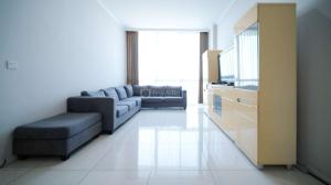 Area tempat duduk di Nice and Spacey 1BR at The Via and The Vue Apartment By Travelio