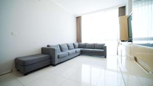 Area tempat duduk di Nice and Spacey 1BR at The Via and The Vue Apartment By Travelio