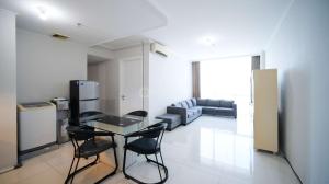 Area tempat duduk di Nice and Spacey 1BR at The Via and The Vue Apartment By Travelio