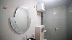 Kamar mandi di Nice and Spacey 1BR at The Via and The Vue Apartment By Travelio