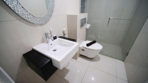 Kamar mandi di Nice and Spacey 1BR at The Via and The Vue Apartment By Travelio