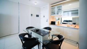 Dapur atau dapur kecil di Nice and Spacey 1BR at The Via and The Vue Apartment By Travelio