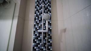 Kamar mandi di Nice and Spacey 1BR at The Via and The Vue Apartment By Travelio