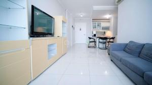 Dapur atau dapur kecil di Nice and Spacey 1BR at The Via and The Vue Apartment By Travelio
