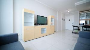 Televisi dan/atau pusat hiburan di Nice and Spacey 1BR at The Via and The Vue Apartment By Travelio