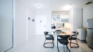 Dapur atau dapur kecil di Nice and Spacey 1BR at The Via and The Vue Apartment By Travelio