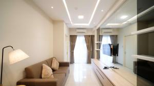 Μια τηλεόραση ή/και κέντρο ψυχαγωγίας στο Best Price and Comfortable Living 2BR at Anderson Supermall Mansion Apartment By Travelio