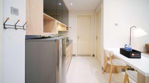 Η κουζίνα ή μικρή κουζίνα στο Best Price and Comfortable Living 2BR at Anderson Supermall Mansion Apartment By Travelio