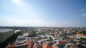 シドアルジョにあるGood Location and Best Deals Studio Apartment at Suncity Residence By Travelioの建物のある都市の航空写真