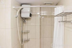 Bagno di Fancy and Comfy 2BR Apartment at Springlake Summarecon By Travelio